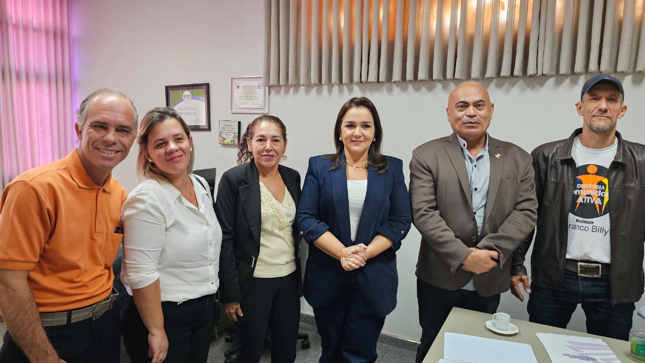 Ronilço Guerreiro e lideranças comunitárias levam demandas da região Seminário à prefeita Adriane Lopes.