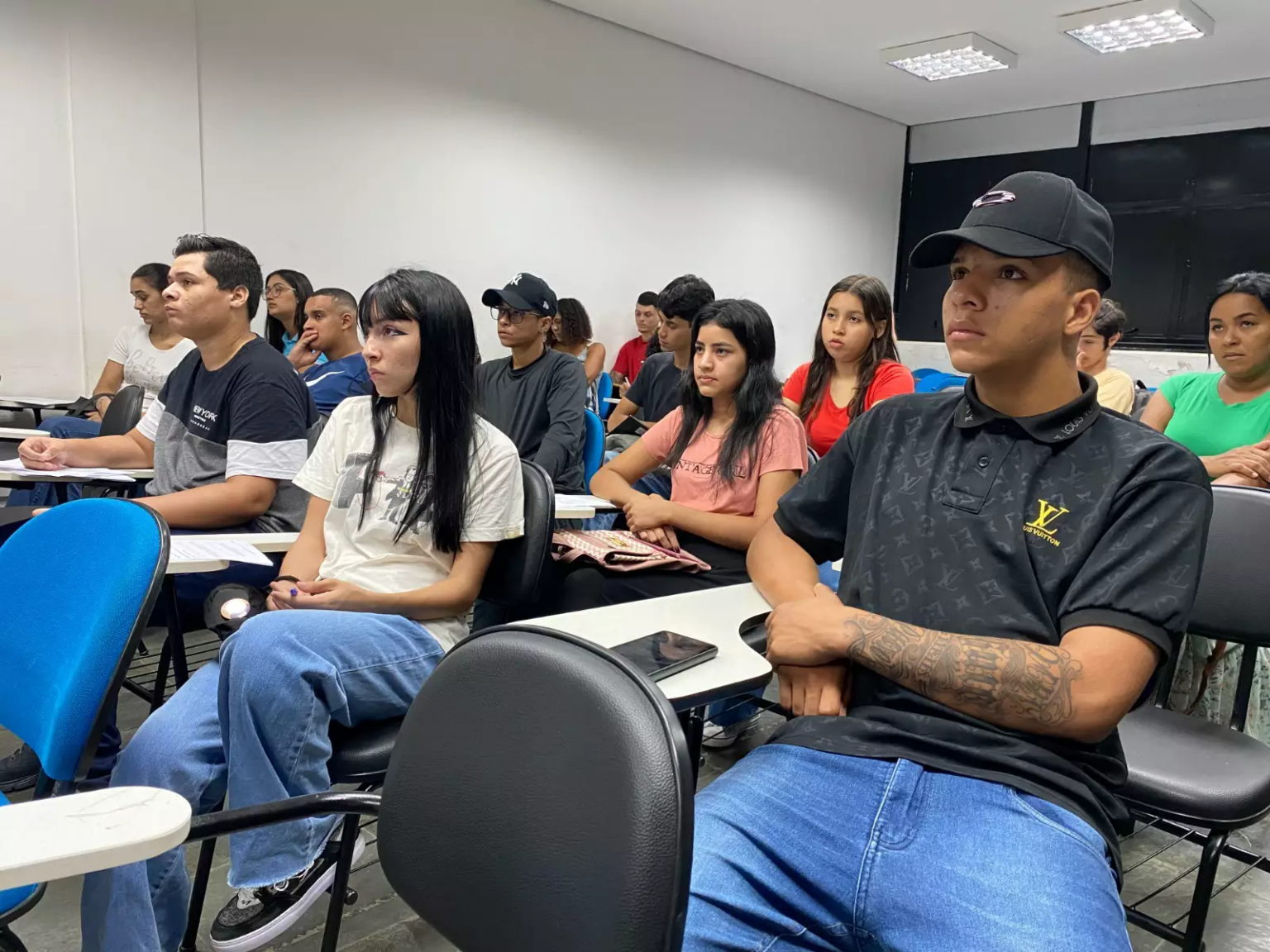 Sejuv abre inscrições para cursos gratuitos de Extensão de Cílios e Auxiliar Administrativo com certificação.