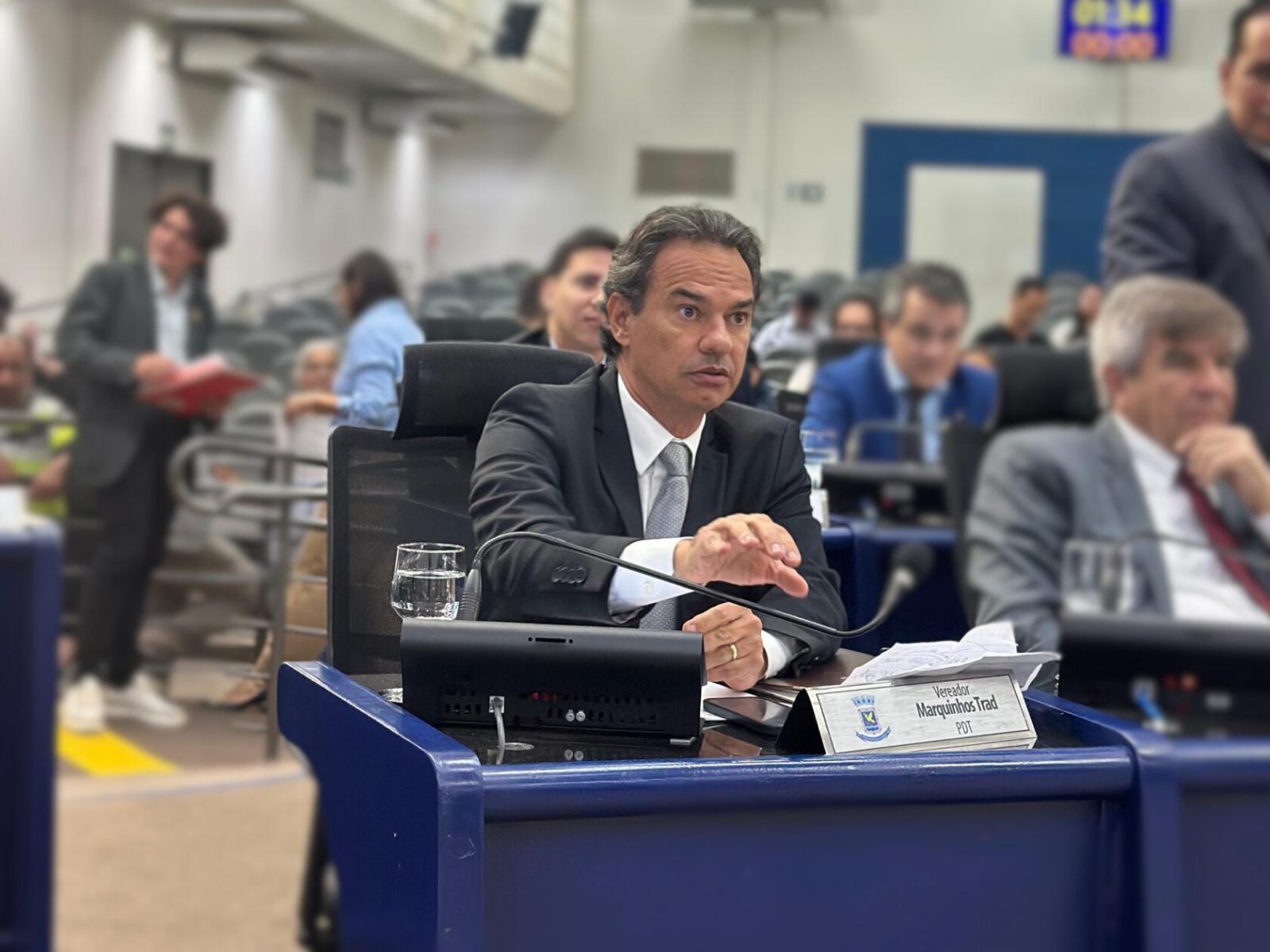 Vereador questiona aumento de cargos comissionados e reajustes salariais em meio à crise na saúde pública.