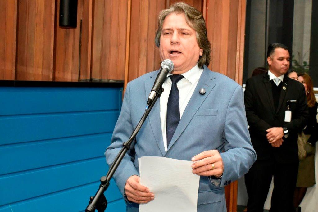 ALEMS oficializa homenagem permanente à Helena Meirelles com medalha e diploma.