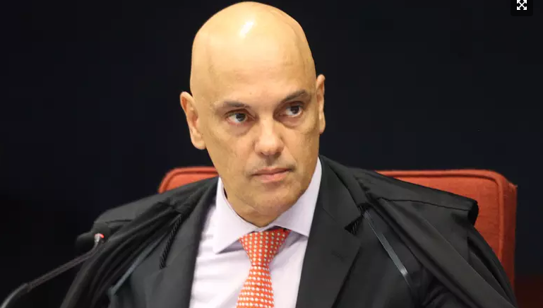Flávio Bolsonaro protocola pedido de impeachment de Moraes no Senado.