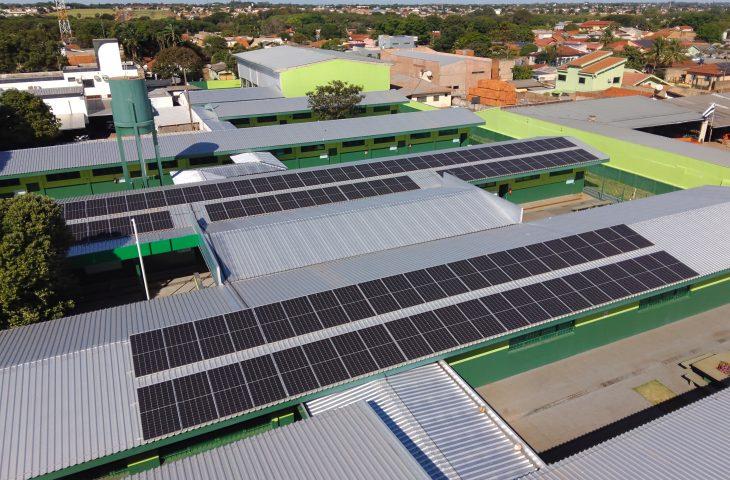 Placas solares e produção de energia limpa levam modernidade e economia de gastos às escolas estaduais de Mato Grosso do Sul.