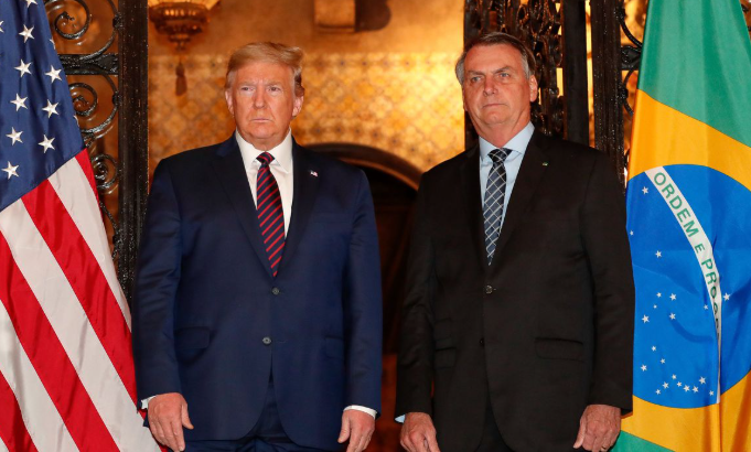 Presidente dos Estados Unidos Trump acusa Brasil de promover 'caça às bruxas' contra Bolsonaro e elogia ex-presidente.