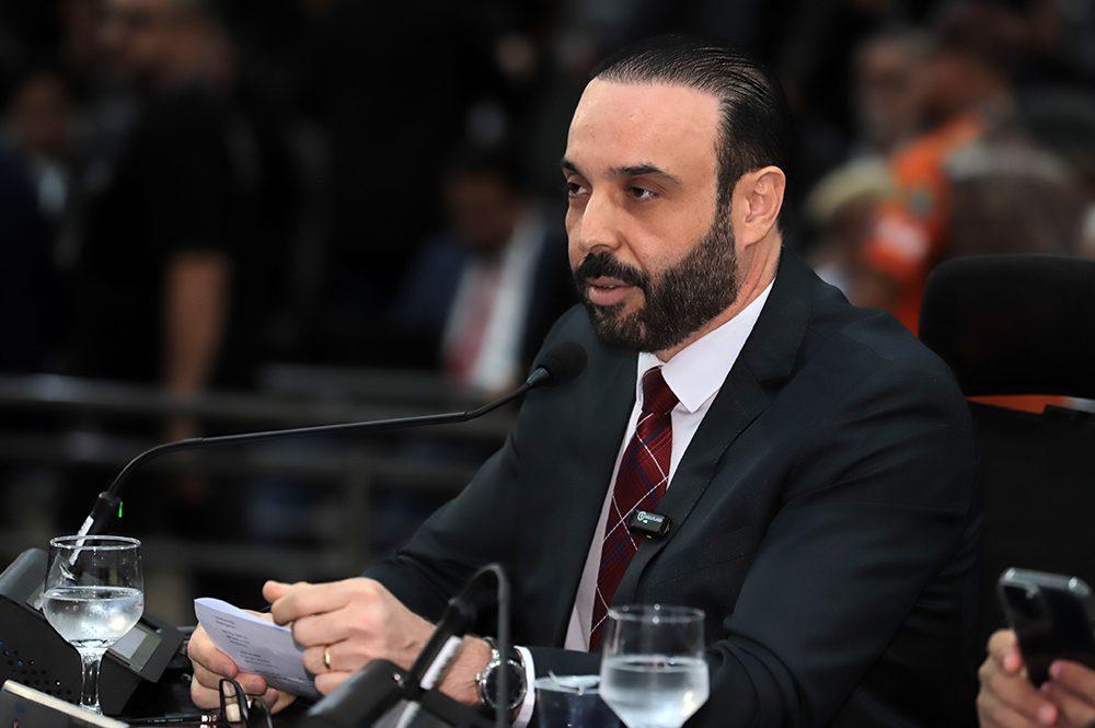 Professor Juari protocola Projeto de Lei que cria Fundo para aposentado e pensionista do município.