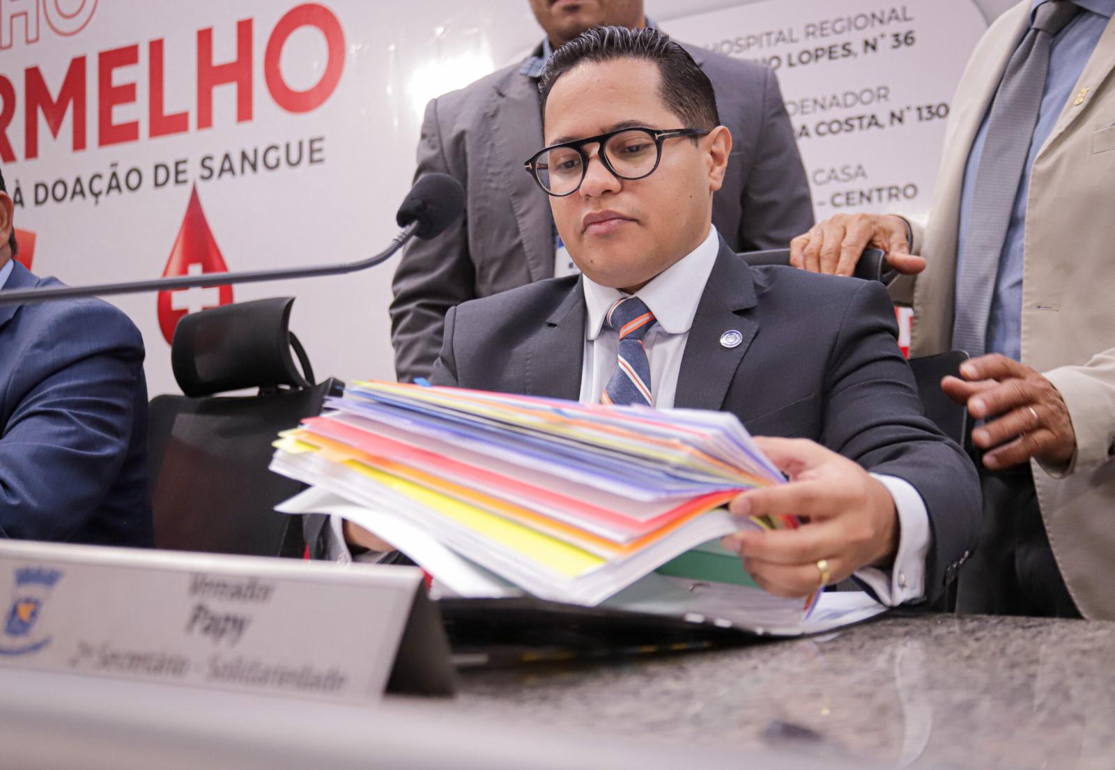 O presidente da Câmara Municipal de Campo Grande, vereador Papy (PSDB), assinou homologação de licitação para gastar R$ 186.880,64 com passagens para o Legislativo Municipal. 