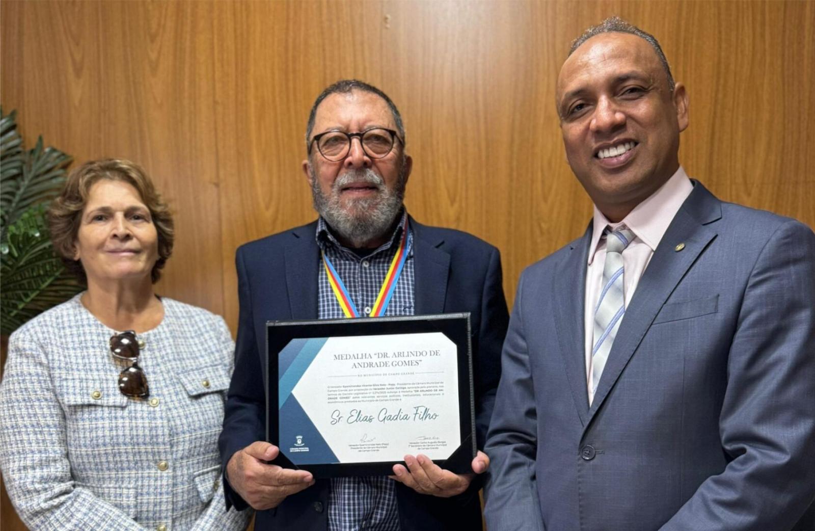 Vereador Junior Coringa entrega Moção de Congratulação a Elias Gadia Filho por sua trajetória exemplar em Campo Grande.