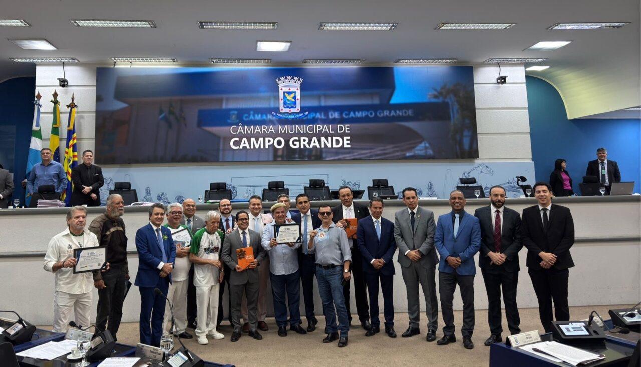 Vereador Leinha entrega Moção de Congratulação ao Grupo ACABA por sua contribuição à cultura pantaneira.