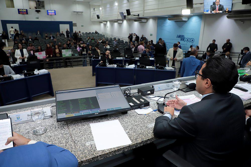 Vereadores derrubam veto e mantêm projeto que garante fraldas e remédios a pessoas com deficiência.