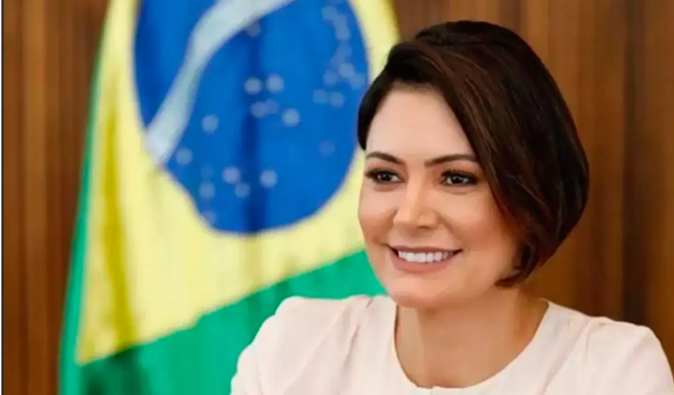 A ex Primeira dama Michelle Bolsonaro lidera corrida para presidente em MS, revela pesquisa.