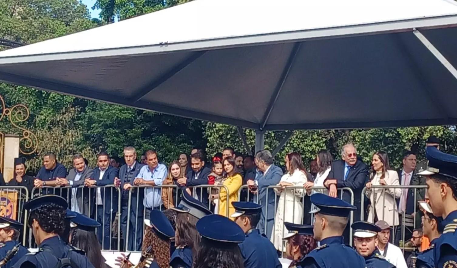 A prefeita da Capital Adriane Lopes acompanha desfile em Campo Grande Ao lado do senador  Nelsinho Trad e deputados.