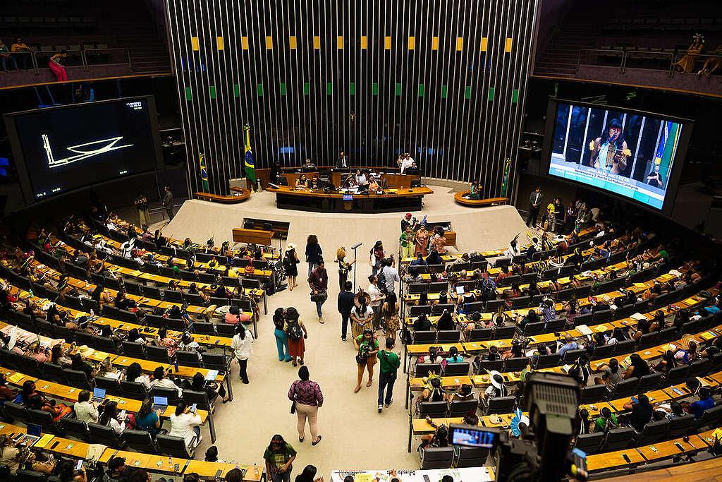 Câmara aprova urgência de projeto contra adultização de crianças, com rejeição da oposição.