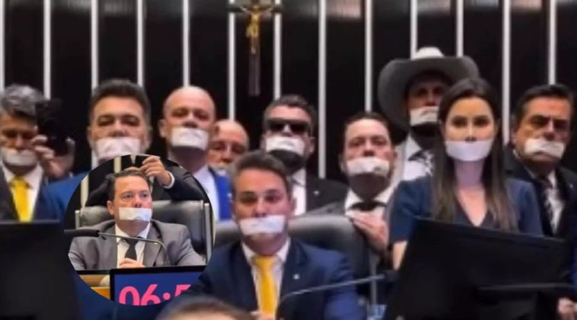 Em defesa do ex presidente Jair Messias Bolsonaro, deputado de MS adere a protesto com fita na boca e ocupa Câmara.