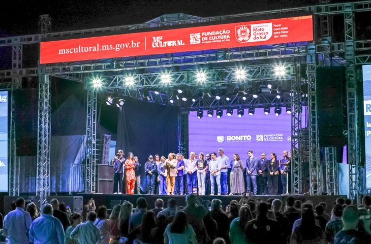 Governo de MS abre Festival de Inverno de Bonito 2025 em clima de celebração cultural.