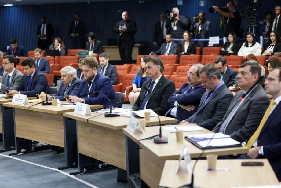 Ministros do STF concentra julgamento de Bolsonaro para evitar risco de adiamento para 2026.