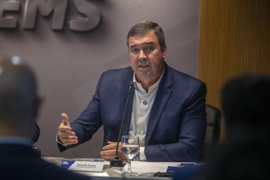 O Governador Eduardo Riedel está virtualmente reeleito em MS, traz pesquisa Correio do Estado/Ipems.