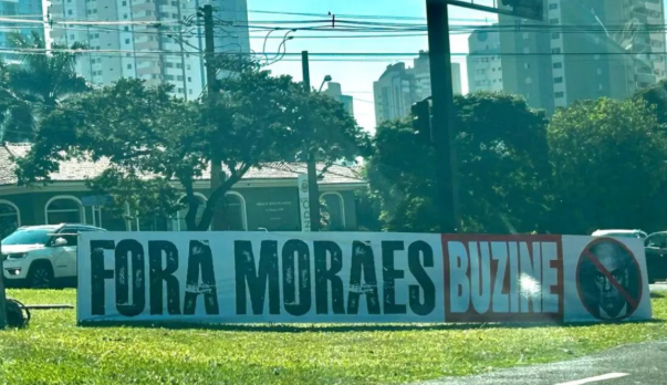 Quarta-feira amanhece com faixas de ‘Fora Moraes’ na Avenida Afonso Pena em Campo Grande.
