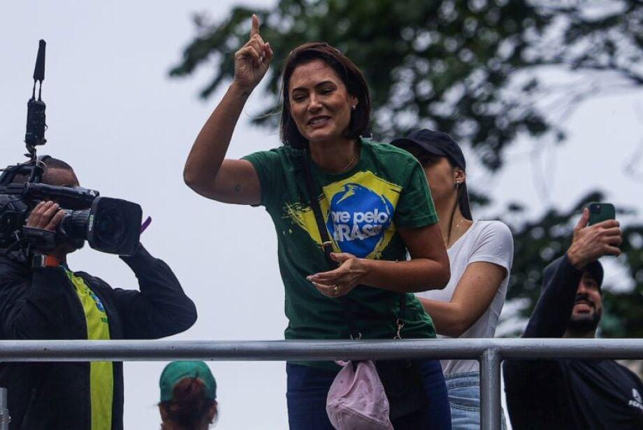 A ex primeira dama Michelle Bolsonaro pede arrependimento de Moraes, ora por Eduardo e diz sofrer perseguição religiosa.