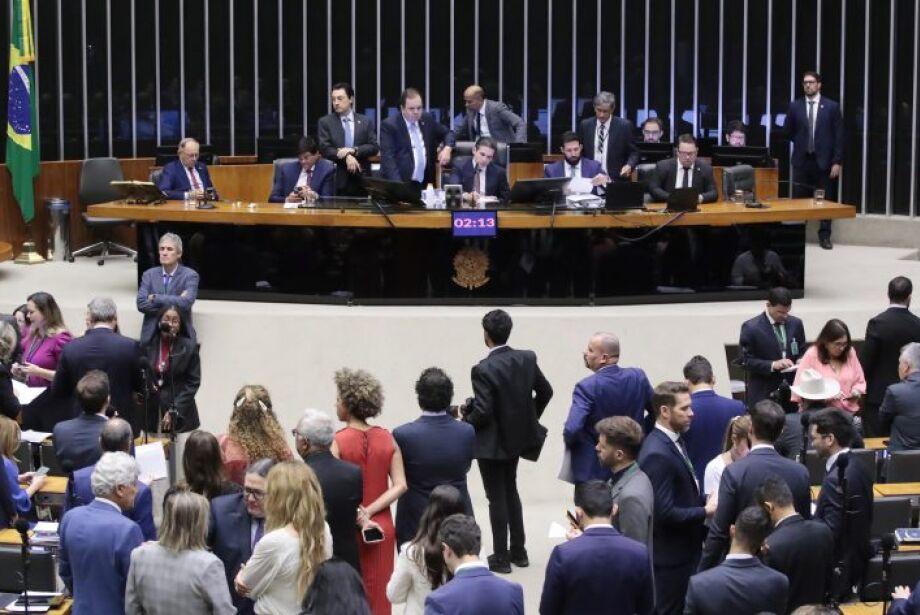Câmara aprova urgência para projeto de anistia que pode alcançar Bolsonaro e condenados pelo STF.