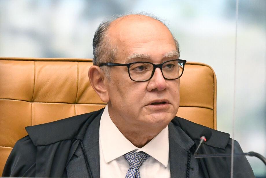 Gilmar exalta 'firmeza' de Barroso diante de ataques ao STF e se emociona ao falar de Moraes.