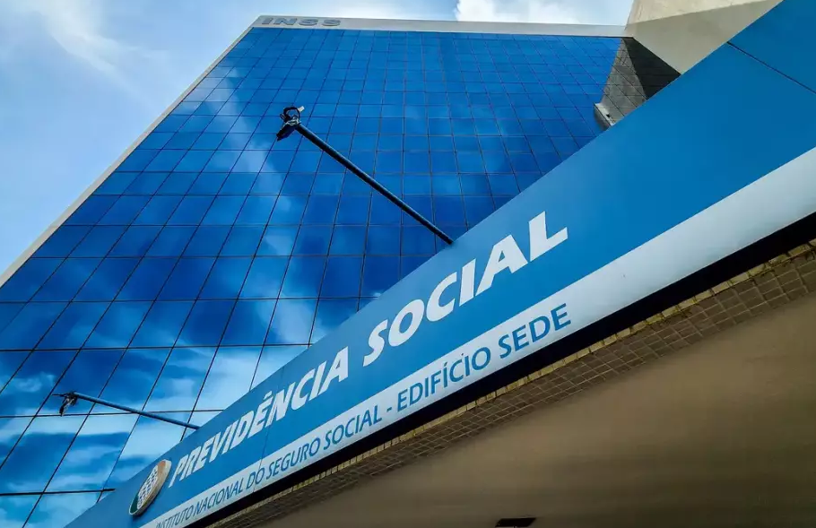 Governo já pagou R$ 1,53 bi a aposentados afetados por descontos indevidos do INSS, diz Secom.