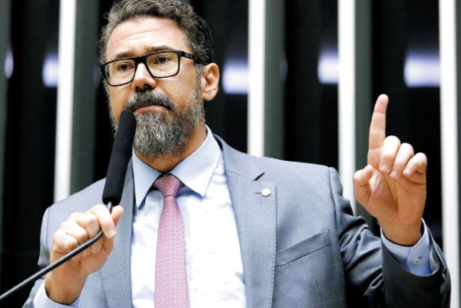 O relator do projeto de lei, deputado federal Marcos Pollon ele  tem uma  proposta para autorizar porte de arma de fogo aos policiais legislativos.