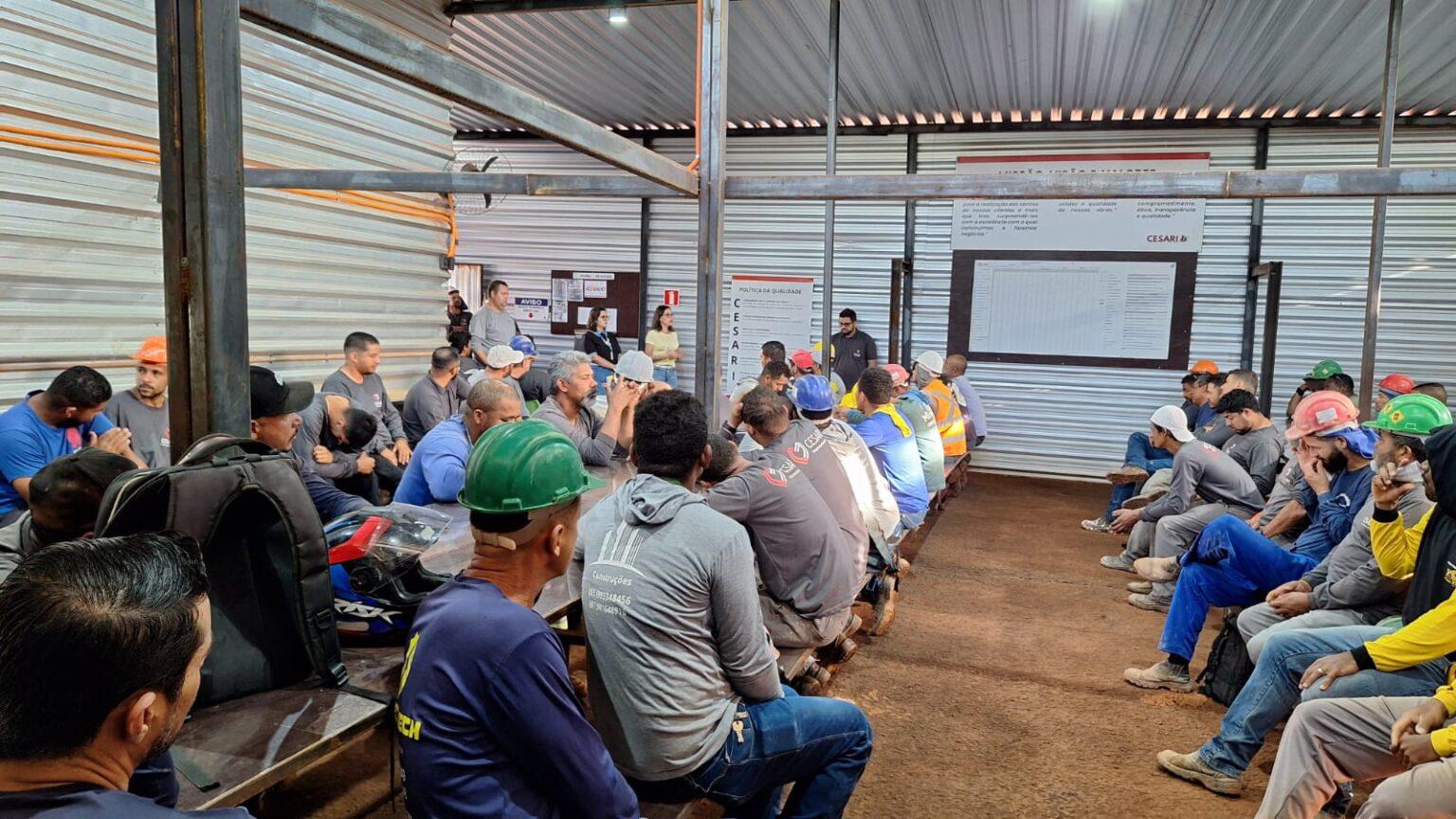 Saúde mental em foco: SESAU leva palestra sobre valorização da vida a operários da construção civil.