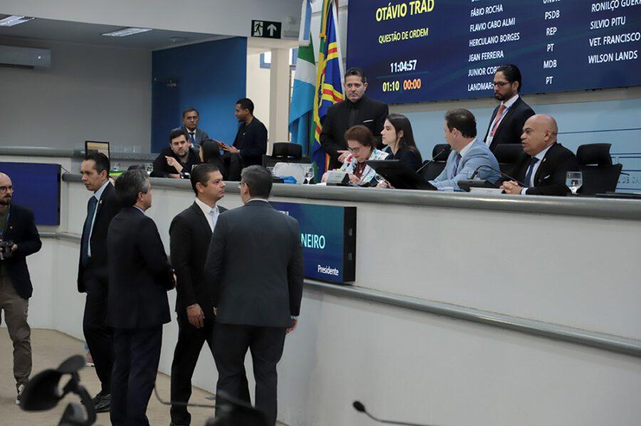 Vereadores aprovam dois projetos e mantêm quatro vetos na sessão de quinta-feira.