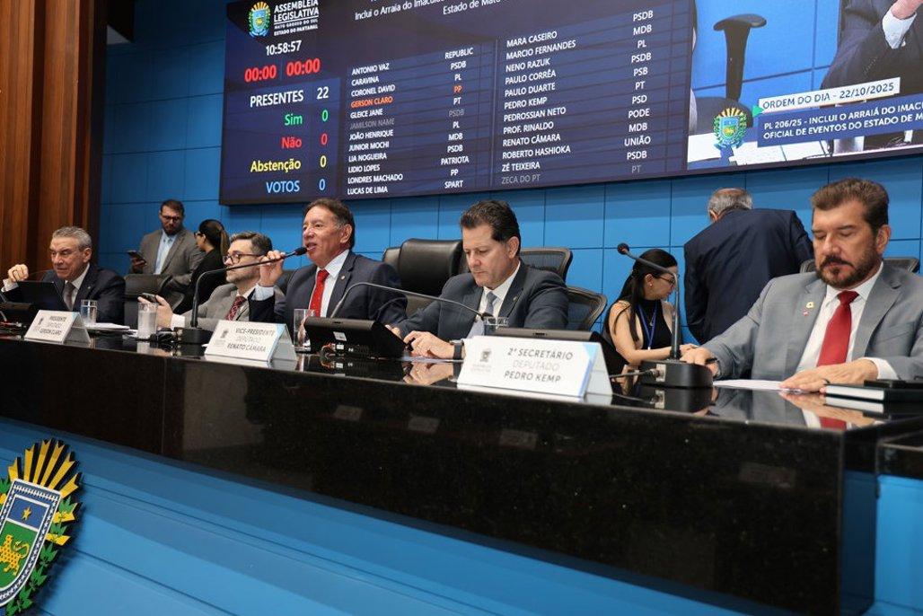 Parlamentares devem apreciar seis projetos na primeira sessão da semana.