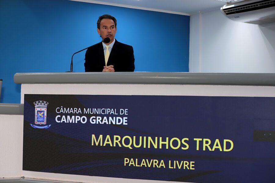 Vereador Marquinhos Trad questiona descumprimento de lei sancionada pela prefeita e que previa economia aos cofres públicos.