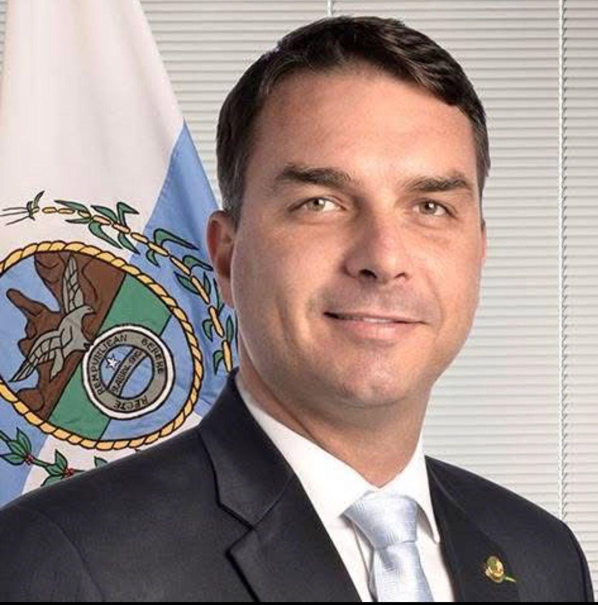 Preço para desistir de candidatura é 'Bolsonaro livre, nas urnas', e a liberdade das pessoas presa no dia 08 de Janeiro diz Flávio Bolsonaro.