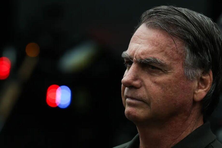 Bolsonaro sofre traumatismo craniano após cair em sua cela durante a madrugada.