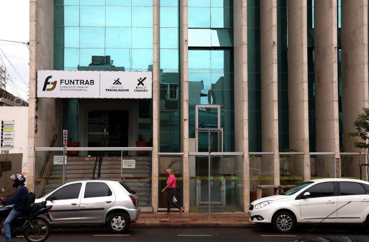 Funtrab alerta sobre anúncio falso de cursos e vagas de emprego para jovens nas redes sociais.