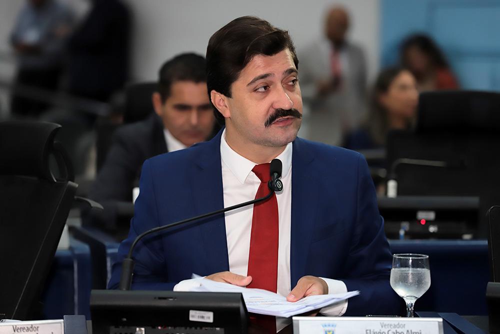 Após veto do Executivo, vereador Flávio Cabo Almi sustenta legalidade de projeto que identifica áreas públicas.