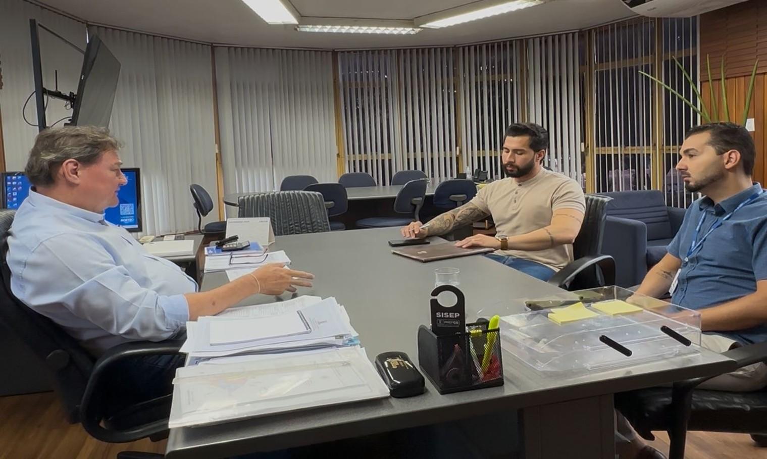 Fábio Rocha conquista recursos para o asfalto e intensifica agenda para garantir pavimentação.