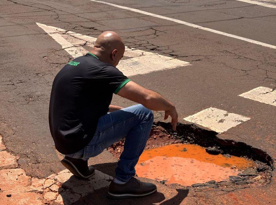 Moradores relatam prejuízos e Ronilço cobra ação emergencial de tapa-buraco na região do Seminário.
