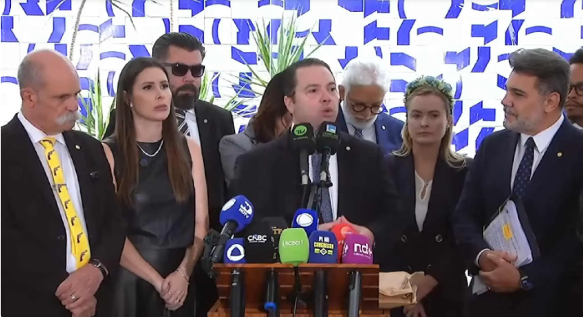 Rodolfo Nogueira pede impeachment de 16 ministros de Lula.