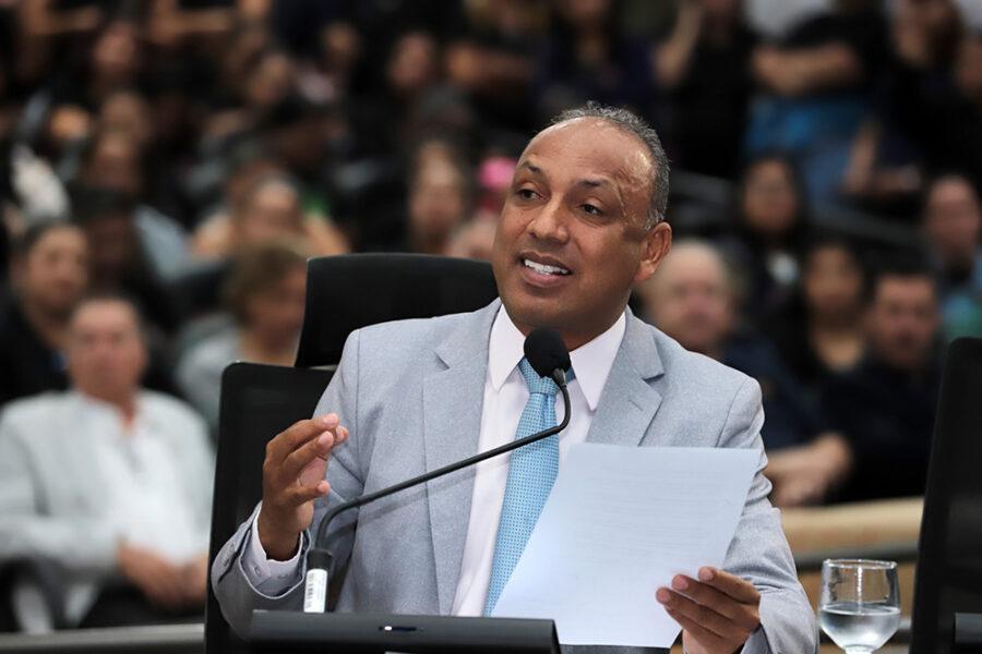Vereador Junior Coringa apresenta indicações por melhorias viárias, limpeza urbana e iluminação pública em diferentes regiões da Capital.