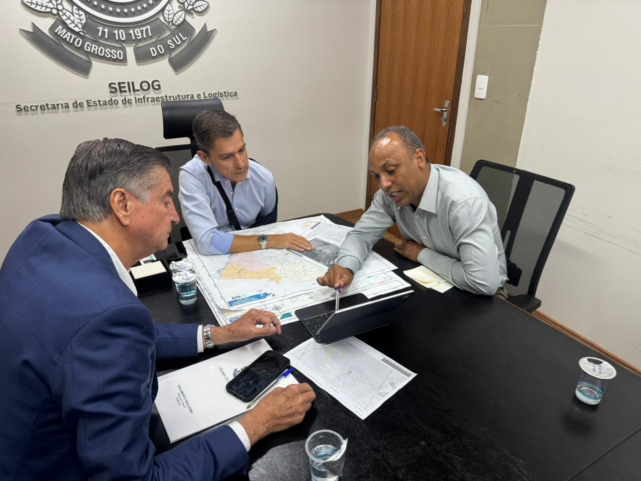 Vereador Junior Coringa discute com secretário Guilherme a licitação da segunda etapa da nova avenida Moreninha X Itamaracá.