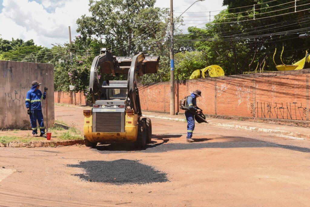 Prefeita Adriane Lopes vistoria obras e atende demandas nas regiões. Prefeita Adriane Lopes vistoria obras e atende demandas nas regiões.