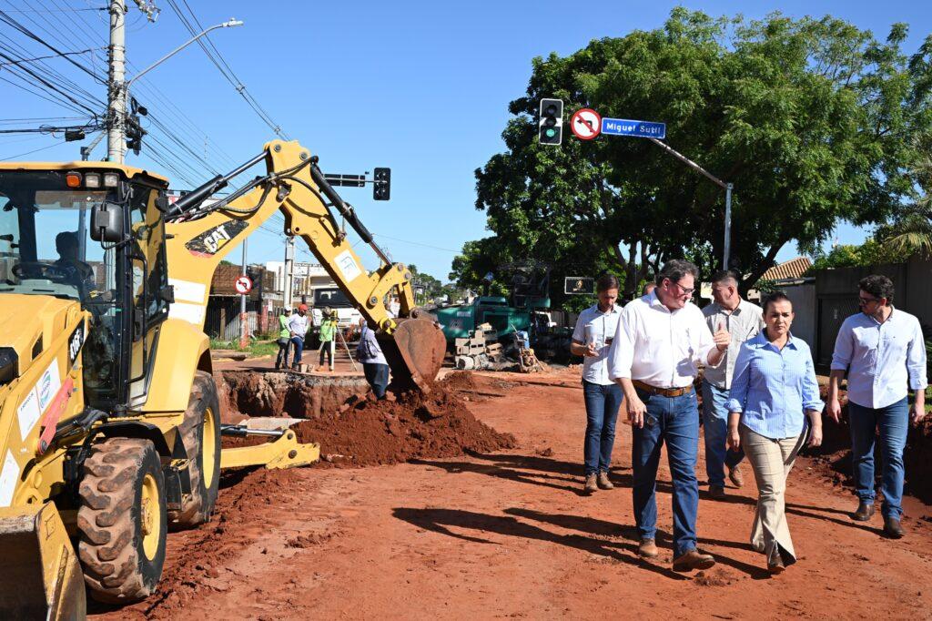 Prefeita Adriane Lopes vistoria obras e atende demandas nas regiões. Prefeita Adriane Lopes vistoria obras e atende demandas nas regiões.