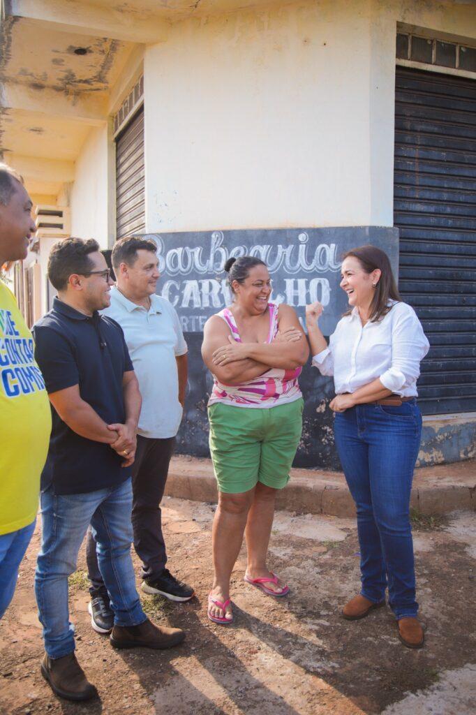 A prefeita Adriane Lopes passa em bairros da capital, escuta e atende pedido de moradores. A prefeita Adriane Lopes passa em bairros da capital, escuta e atende pedido de moradores.