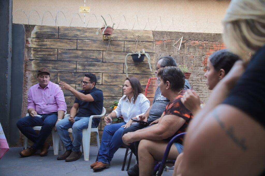 A prefeita Adriane Lopes passa em bairros da capital, escuta e atende pedido de moradores. A prefeita Adriane Lopes passa em bairros da capital, escuta e atende pedido de moradores.