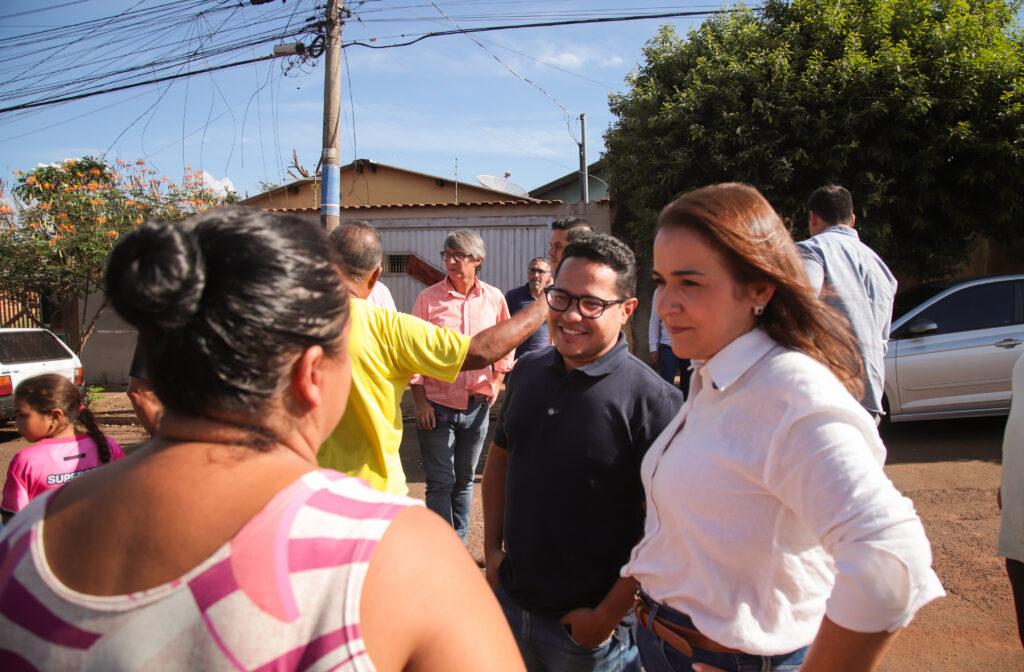 A prefeita Adriane Lopes passa em bairros da capital, escuta e atende pedido de moradores. A prefeita Adriane Lopes passa em bairros da capital, escuta e atende pedido de moradores.