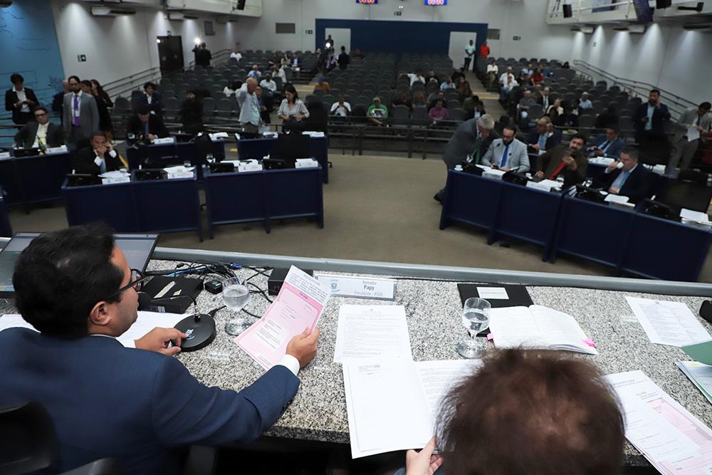 Aprovados projetos que mantêm passe do estudante e isenção ao ISS do transporte.