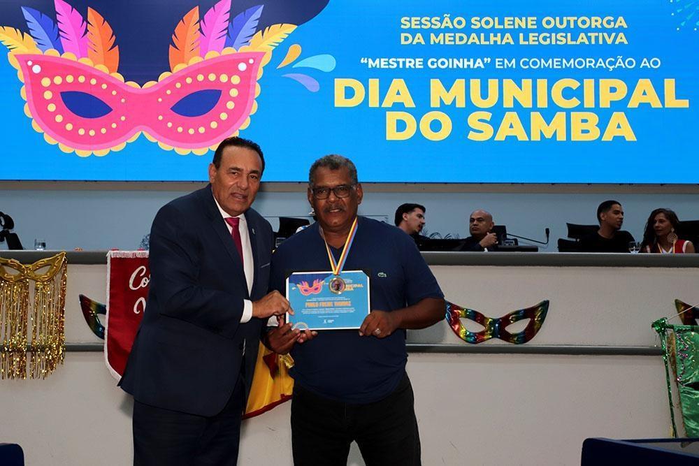 Carlão homenageia protagonistas do samba e do Carnaval com a Medalha Mestre Goinha.