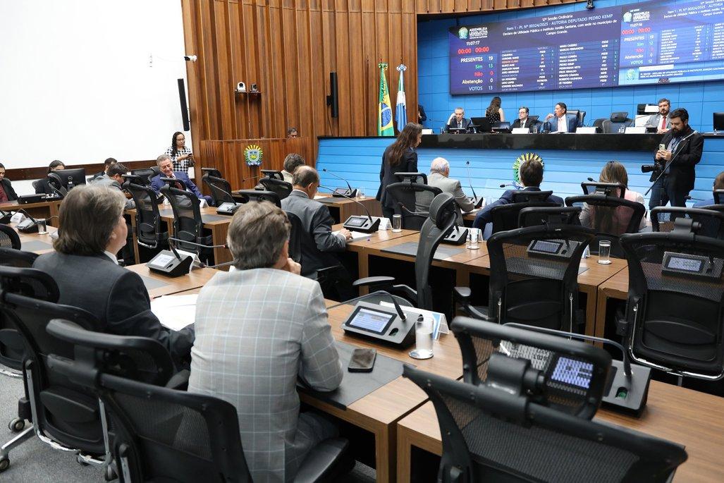 Deputados votam três projetos na sessão plenária desta quarta-feira.