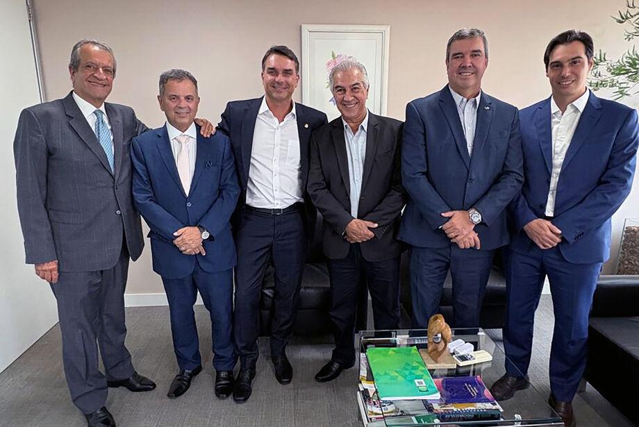 Em Brasília, Flávio Bolsonaro reafirma acordo com Reinaldo Azambuja e Eduardo Riedel em Mato Grosso do Sul.