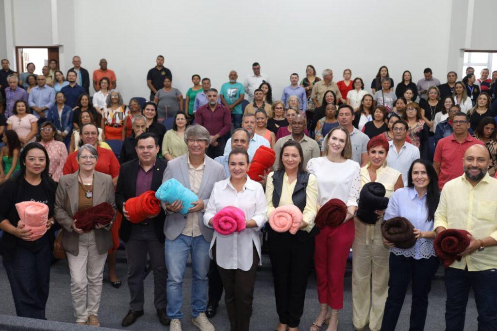 FAC lança Campanha do Agasalho 2026 em parceria com a SEAR, a prefeita Adriane Lopes e o secretário Darci Caldo.