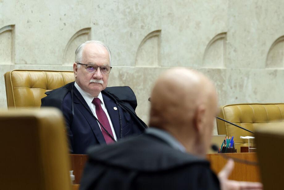  O presidente do STF Fachin procura os ministros para tentar tirar STF da crise.