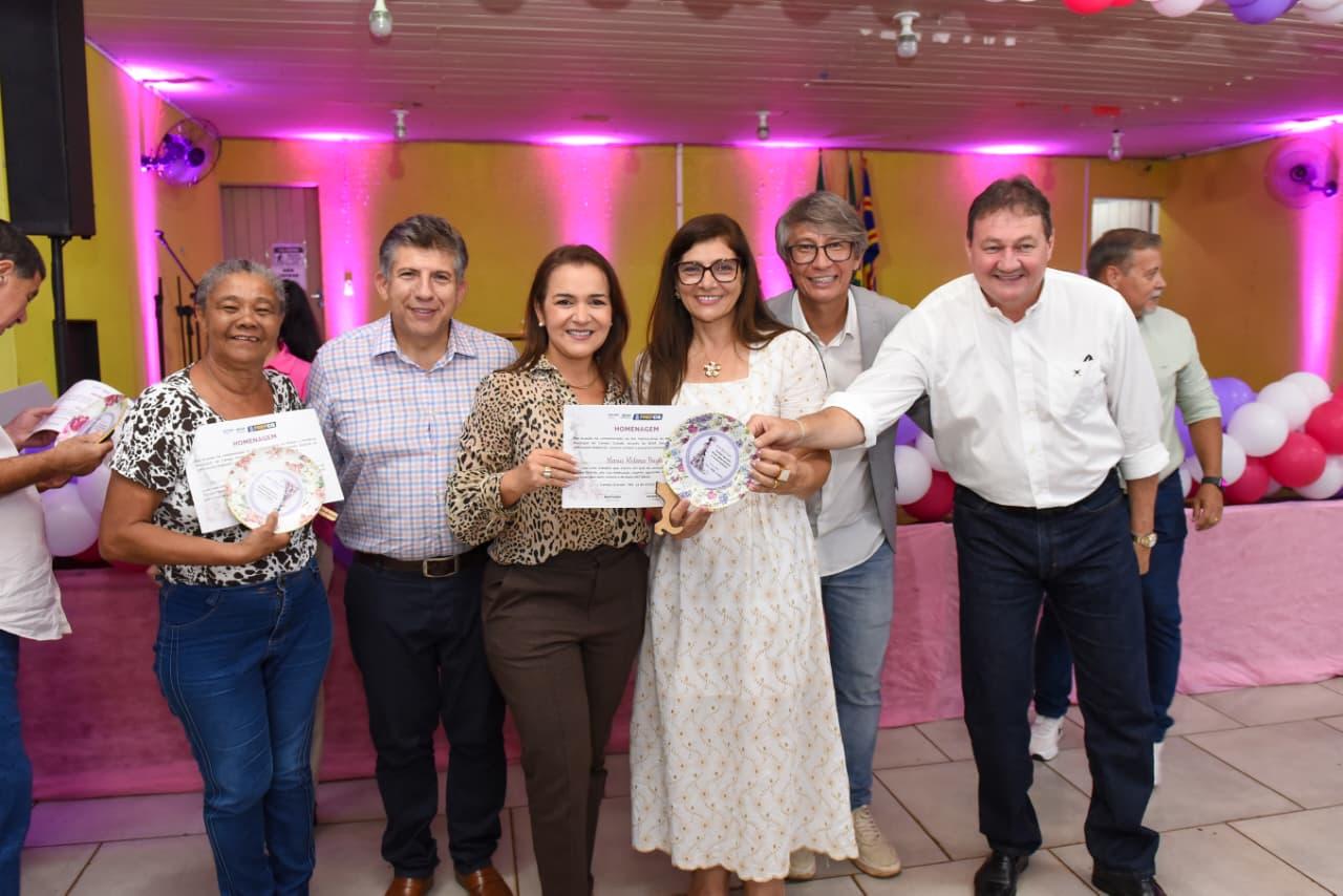 Líderes comunitárias são homenageadas em alusão ao dia da mulher.